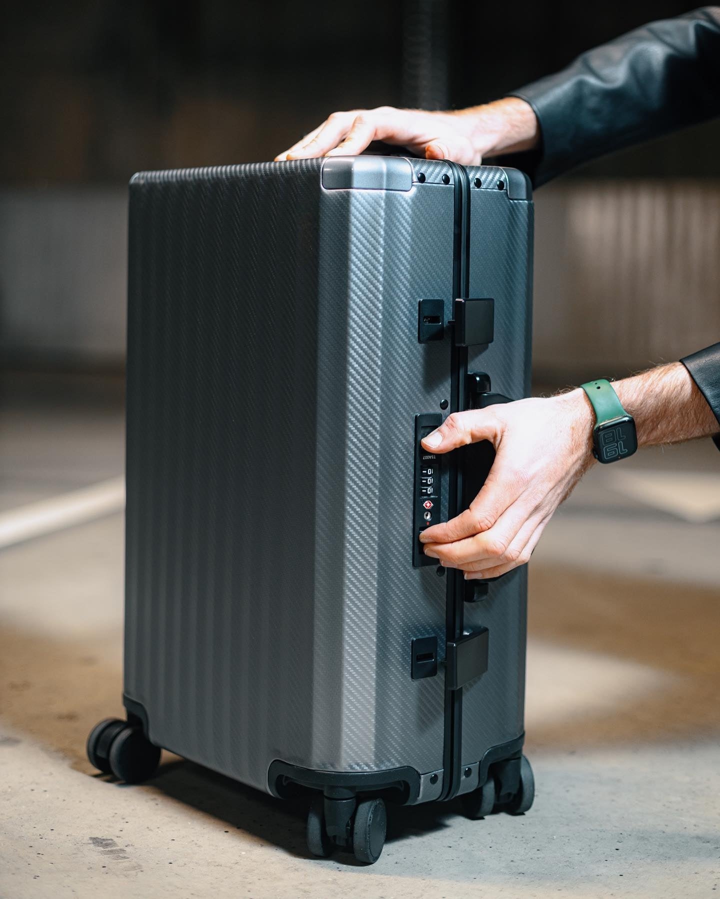 Frame Aluminum Suitcase Gunmetal MERRU
